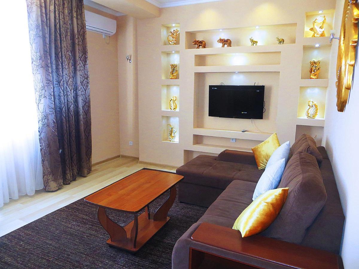 Yellow Apartment In The Center Of Bishkek Exteriör bild