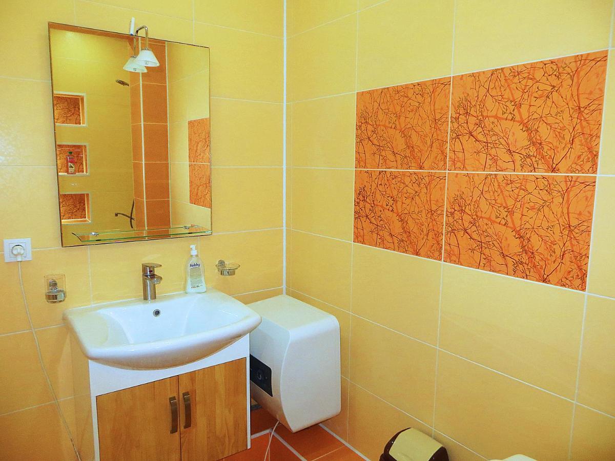 Yellow Apartment In The Center Of Bishkek Exteriör bild